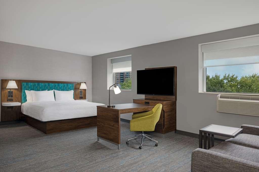 Hampton Inn & Suites By Hilton Toronto Downtown Room photo