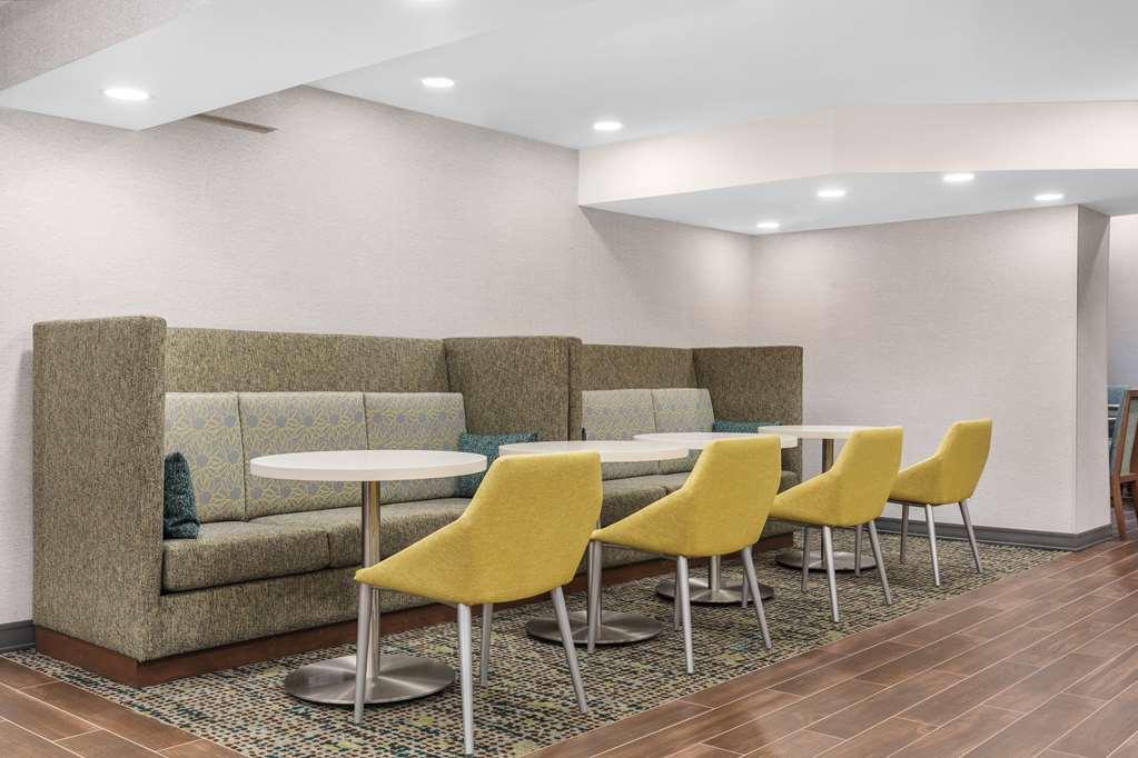 Hampton Inn & Suites By Hilton Toronto Downtown Interior photo