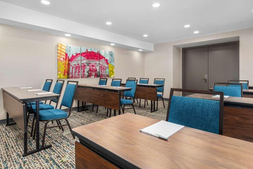 Hampton Inn & Suites By Hilton Toronto Downtown Facilities photo